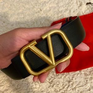 Signature V logo belt